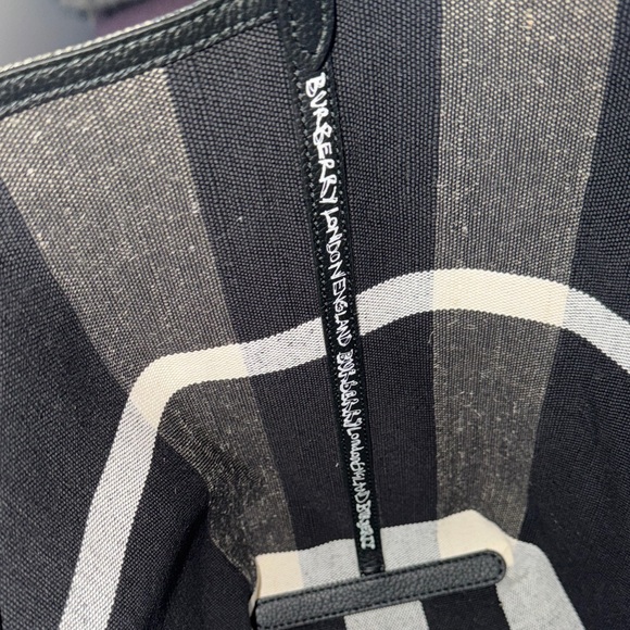 Burberry Black and Cream Plaid Tote Bag “Doodle tote” REVERSIBLE 🔄 - Picture 3 of 6
